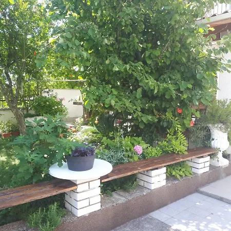 11848a Apartment *